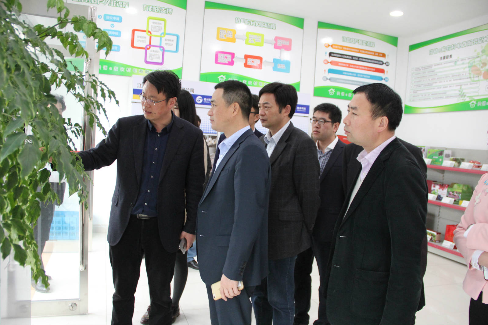 海南供销大集控股有限公司副总裁陈德辉一行考察公司